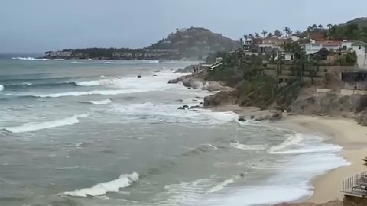 الإعصار أولاف يزداد قوة ويضرب سواحل المسكيك