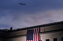 Foto de archivo: un avión despega del Aeropuerto Nacional Reagan de Washington mientras se despliega una gran bandera estadounidense en el Pentágono.
