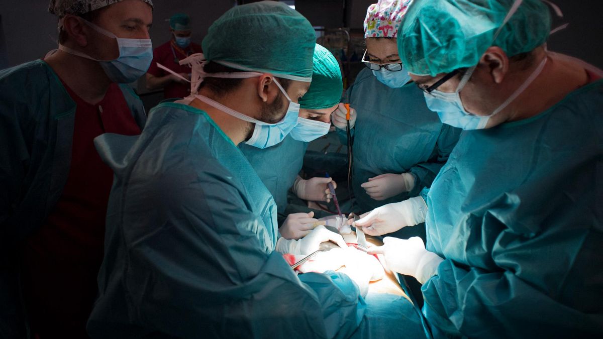 يقوم الجراح ماريو ألفاريز مايسترو (يمين) ومعاونيه بإجراء عملية زرع كلى للمريض خوان بينيتو درويت في مستشفى لاباز في مدريد، إسبانيا، 28 فبراير 2017