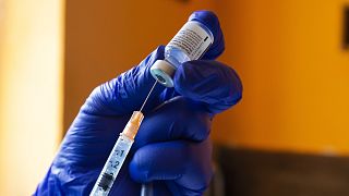 Előkészítik a Pfizer-BioNTech koronavírus elleni vakcináját második adag oltásához