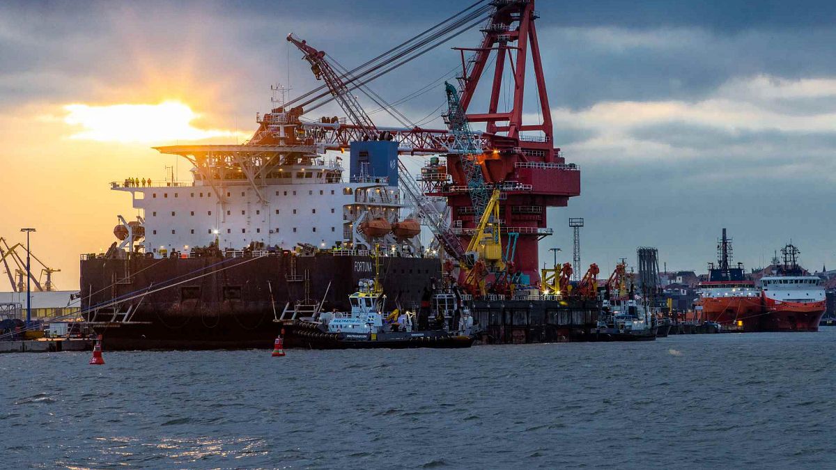 ميناء فيسمار بألمانيا حيث يتم استخدام السفينة الخاصة لأعمال البناء على خط أنابيب الغاز الألماني الروسي نورد ستريم 2 في بحر البلطيق، الخميس 14 يناير 2021 