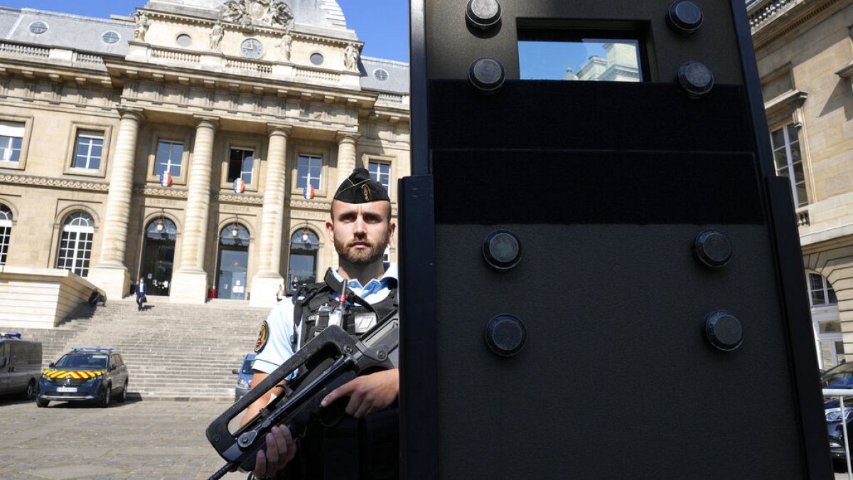 Rendőr a párizsi merényletek bírósági tárgyalásán