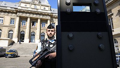 Rendőr a párizsi merényletek bírósági tárgyalásán
