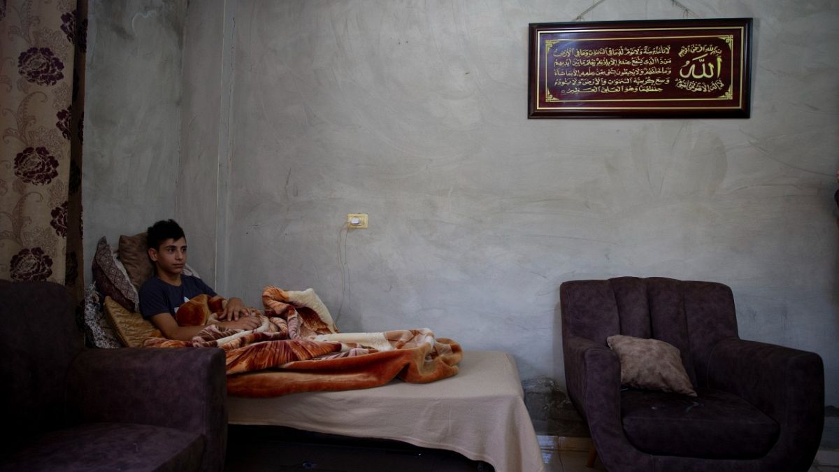 طارق الزبيدي في فراشه بعد أكثر من أسبوعين على تعرضه لهجوم من مستوطنين إسرائيليين