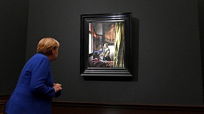 Vermeer restaurált festményét nézi Angela Merkel