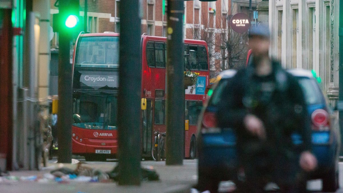 Helyszínt biztosító rendőr tavaly februárban Londonban, egy késeléses merénylet után