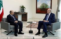 Le président Michel Aoun (à gauche) rencontre le Premier ministre designé Najib Mikati au Palais présidentiel (Beyrouth, 10 septembre 2021)