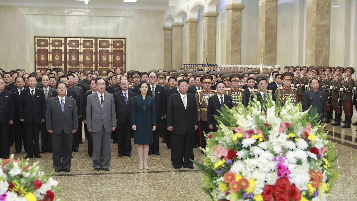 زعيم كوريا الشمالية كيم جونغ أون وزوجته ري سول جو، يزوران قصر كومسوسان للشمس بمناسبة الذكرى 73 لتأسيس الأمة في بيونغ يانغ - كوريا الشمالية.