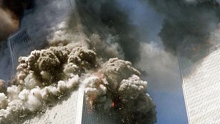 ریزش برج شمالی مرکز تجارت جهانی در نیویورک در پی حملات ۱۱ سپتامبر