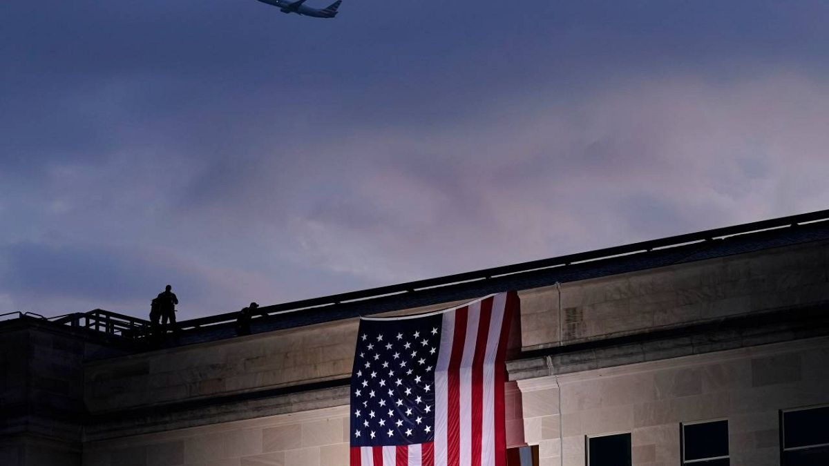 Ein Flugzeug über dem Pentagon in Washington. AP Archiv