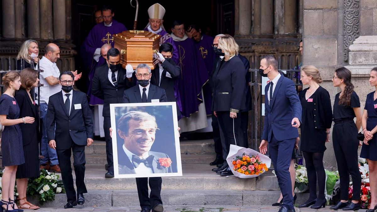 صورة وتابوت جان بول بلموندو بعد مراسم جنازة الممثل الفرنسي الراحل في كنيسة سان جيرمان دي بري في باريس، 10 سبتمبر 2021