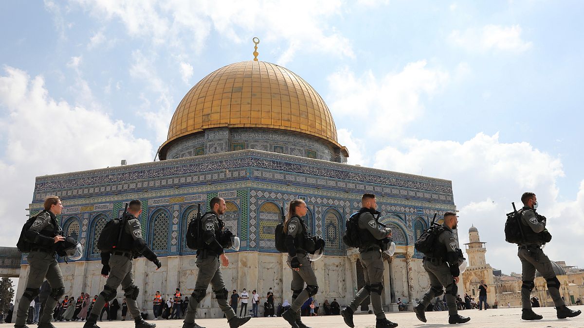 عدد من أفراد الشرطة الإسرائيلية في صحن قبة الصخرة بالمسجد الأقصى بالقدس. 10/09/2021