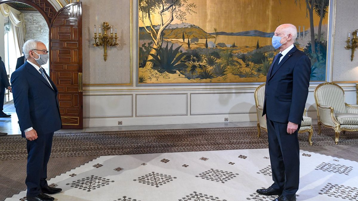 الرئيس التونسي قيس سعيد يستقبل رئيس مجلس النواب راشد الغنوشي في القصر الرئاسي بقرطاج شرق العاصمة تونس/ أرشيف.
