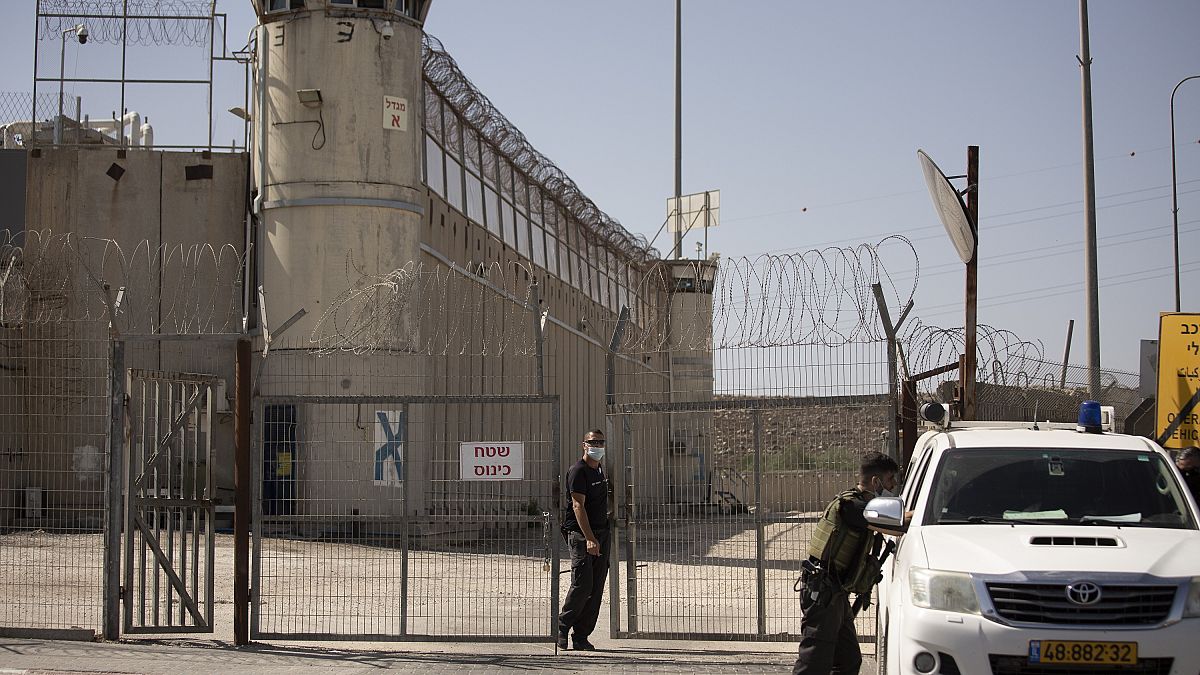 أمام أحد السجون الإسرائيلية 