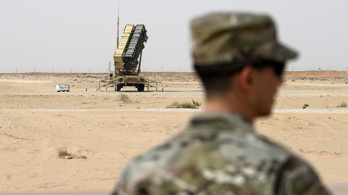 جندي أميركي يقف قرب منصة صواريخ باتريوت الدفاعية في قاعدة الأمير سلطان الجوية بالعسودية. 20/02/2020