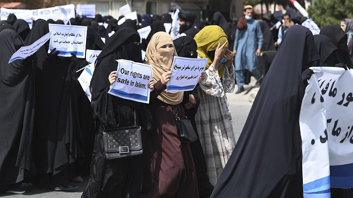 عشرات الأفغانيات يتظاهرن في العاصمة كابول دعماً لحركة طالبان السبت 11 أيلول/سبتمبر 2021