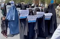 Centenas de mulheres mostraram apoio ao regime talibã