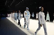 ویدیو؛ کت واک مدل‌های چینی با لباس‌های الهام گرفته شده از پوشش کادر درمان
