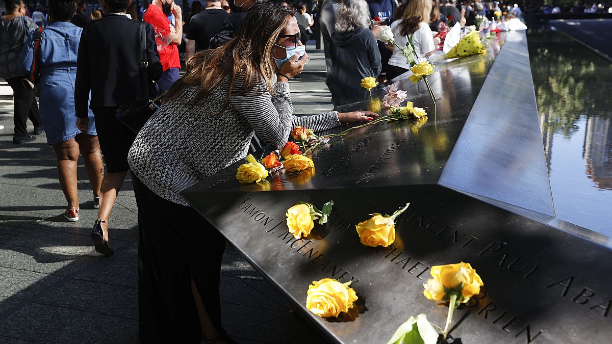 Une femme se recueille au mémorial du 11 septembre à New York lors de la cérémonie du 20ème anniversaire des attentats, New York le 11 septembre 2021