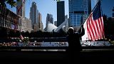 Az Egyesült Államok lobogóját tartja Germano Rivera a New York-i Ground Zero emlékműnél 2021. szeptember 11-én