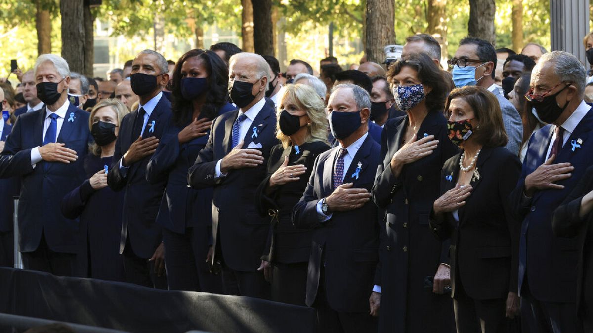 US-Präsident Joe Biden mit seiner Frau und Ex-US-Präsident Obama am 11.9.2021
