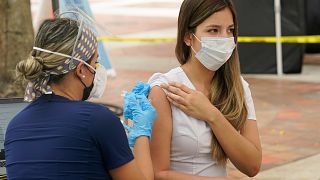 ABD'nin Miami kentinde Covid-19 aşısı olan bir kadın (arşiv) 