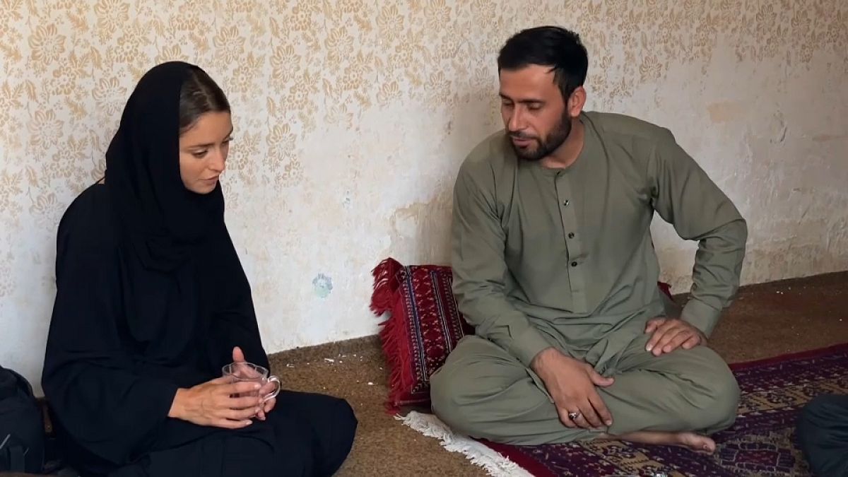 موفدة يورونيوز إلى أفغانستان تتحدث مع مواطن أفغاني بالعاصمة كابول. 