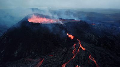 شاهد: بركان فاغرادالسفيال يجذب السائحين بحممه المشتعلة في أيسلندا
