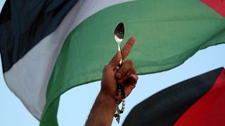 Filistinli göstericiler, cezaevinden kaçmayı başaran mahkumların, firar etmek için kaşık kullanmalarına atıfla Filistin bayrakları ve kaşıklı gösteri düzenlemişti