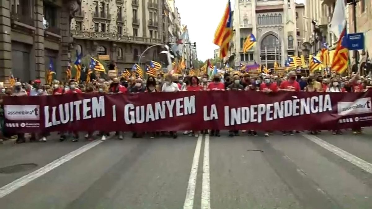 Mehr als 100.000 Katalanen fordern Unabhängigkeit von Spanien