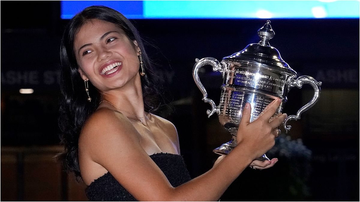 إيما رادوكانو لاعبة التنس البريطانية تبلغ من العمر 18 عامًا تفوز في نهائي بطولة أمريكا المفتوحة. 11/09/2021