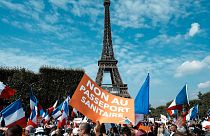 "Não ao certificado digital", lê-se num cartaz junto à Torre Eiffel