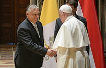 Poignée de main entre le pape François et le Premier ministre Viktor Orban
