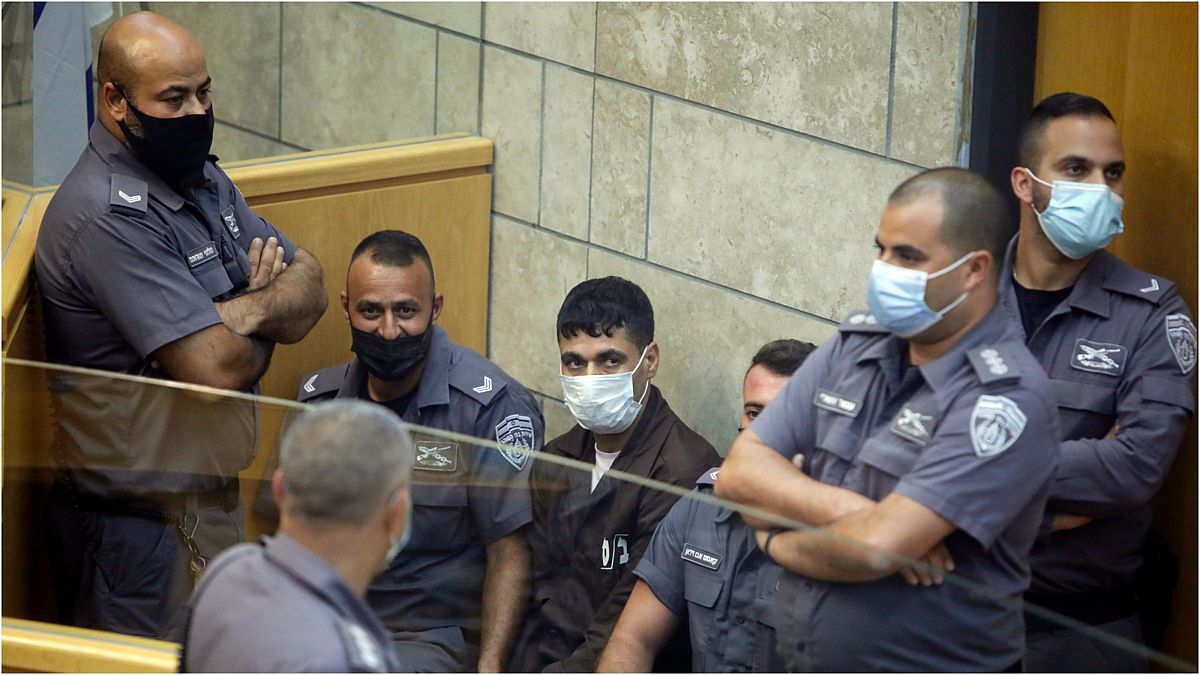 الأسير محمود عارضة محاطاً بضباط الشرطة داخل المحكمة بمدينة الناصر شمال إسرائيل السبت 11 أيلول/سبتمبر 2021