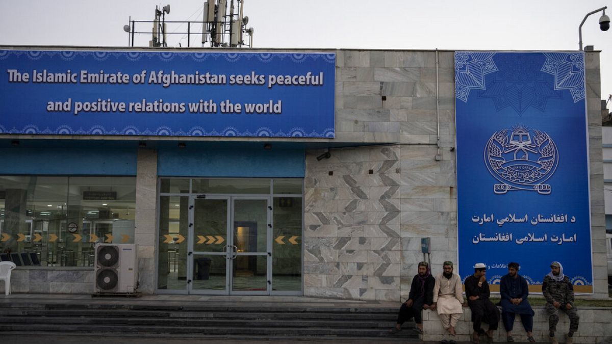 شاهد: الشرطة الأفغانية تعود للانتشار عند نقاط التفتيش في محيط مطار كابول