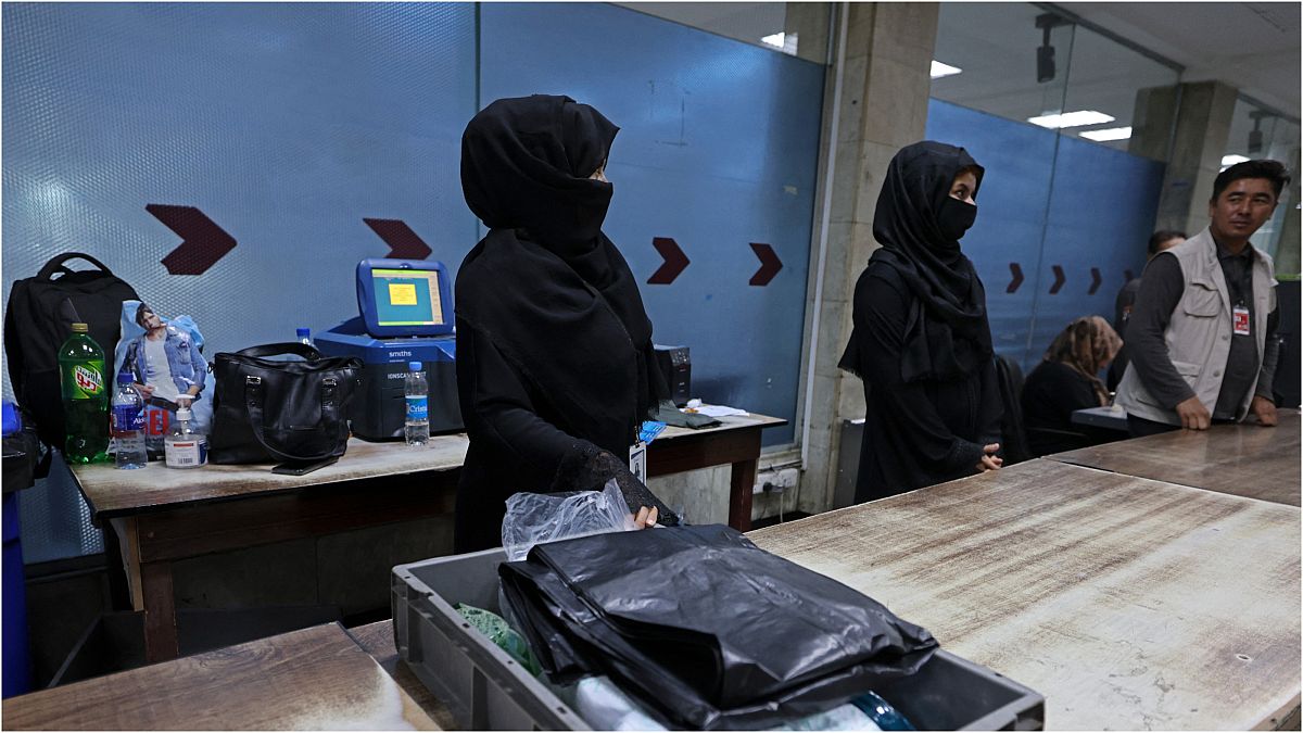 صورة لموظفات أفغانيات في مطار كابول لا يزلن على رأس عملهنّ الأحد 12 أيلول/سبتمبر 2021