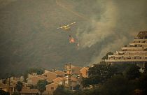 Πυροσβεστικό ελικόπτερο επιχειρεί στις μεγάλες δασικές πυρκαγιές στην Ανδαλουσία