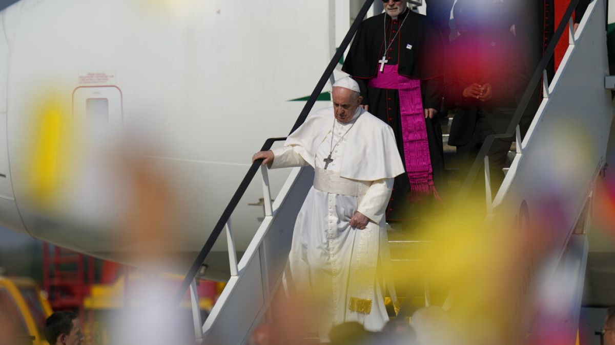 Le Pape François à la descente de son avion, le 12 septembre.