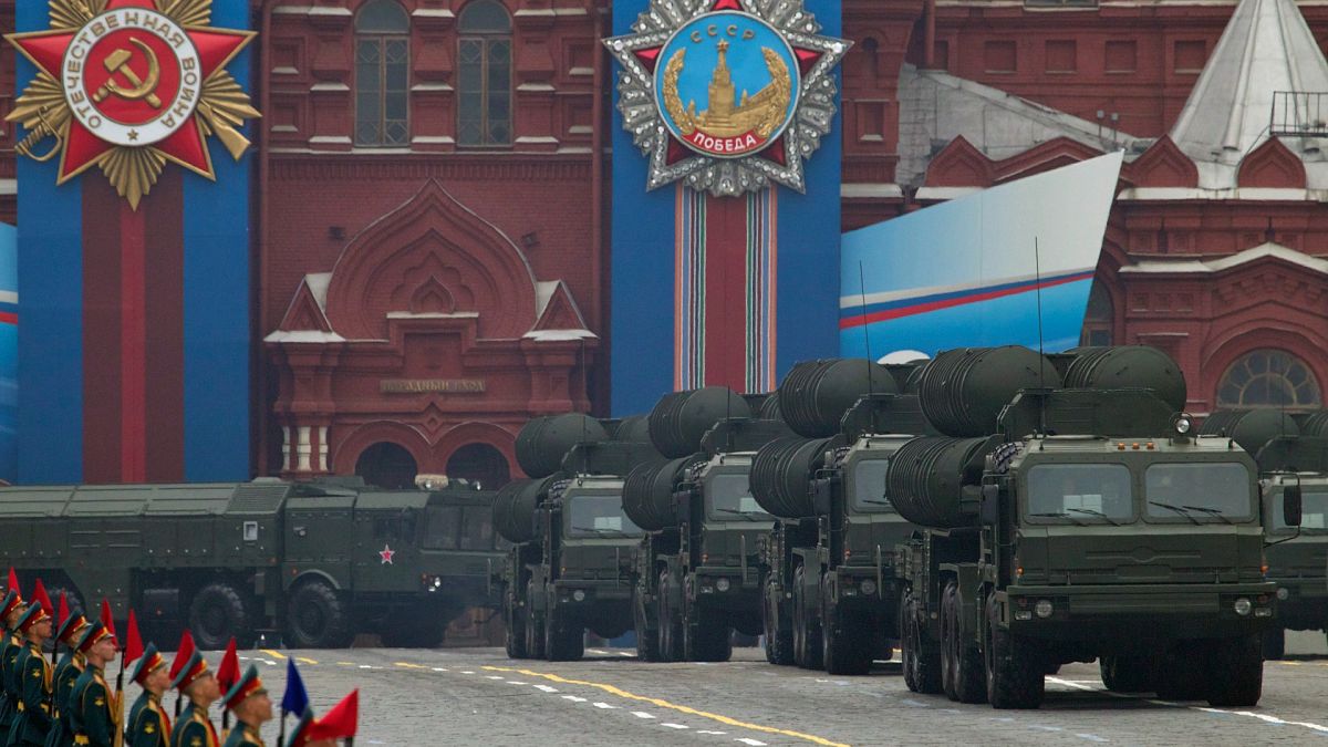 Rusya'nın başkenti Moskova'da Kızıl Meydanı'nda düzenlenen geçit töreninden geçen S-400 hava savunma sistemleri