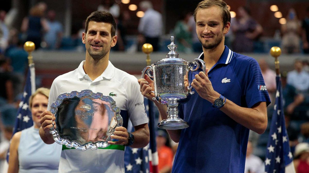 ABD Açık Tenis Turnuvası: Rus Daniil Medvedev (sağda), Novak Djokovic'i yenerek şampiyon oldu
