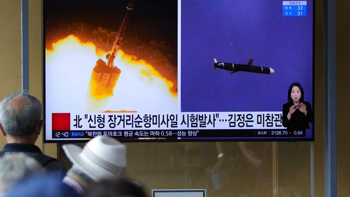 Güney Koreli vatandaşlar, Kuzey Kore'nin nükleer füze denemeleriyle ilgili haberi izliyor. (Yer: Seul)