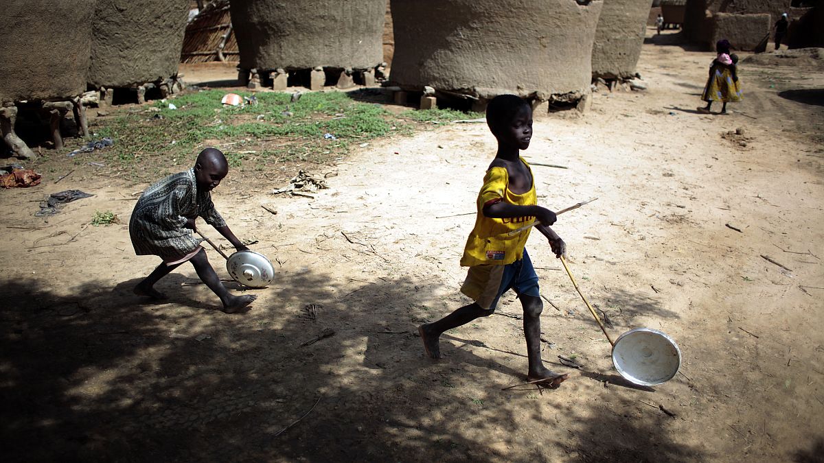 أطفال يلعبون في قرية هوكانتكي النائية في النيجر. 2021/07/19