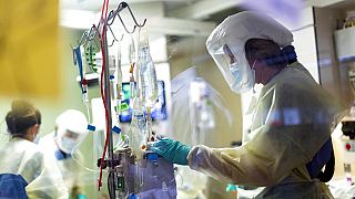Az idaho-i St. Luke's Boise Medical Center egyik ápolója az intenzív osztályon, koronavírusos betegek között