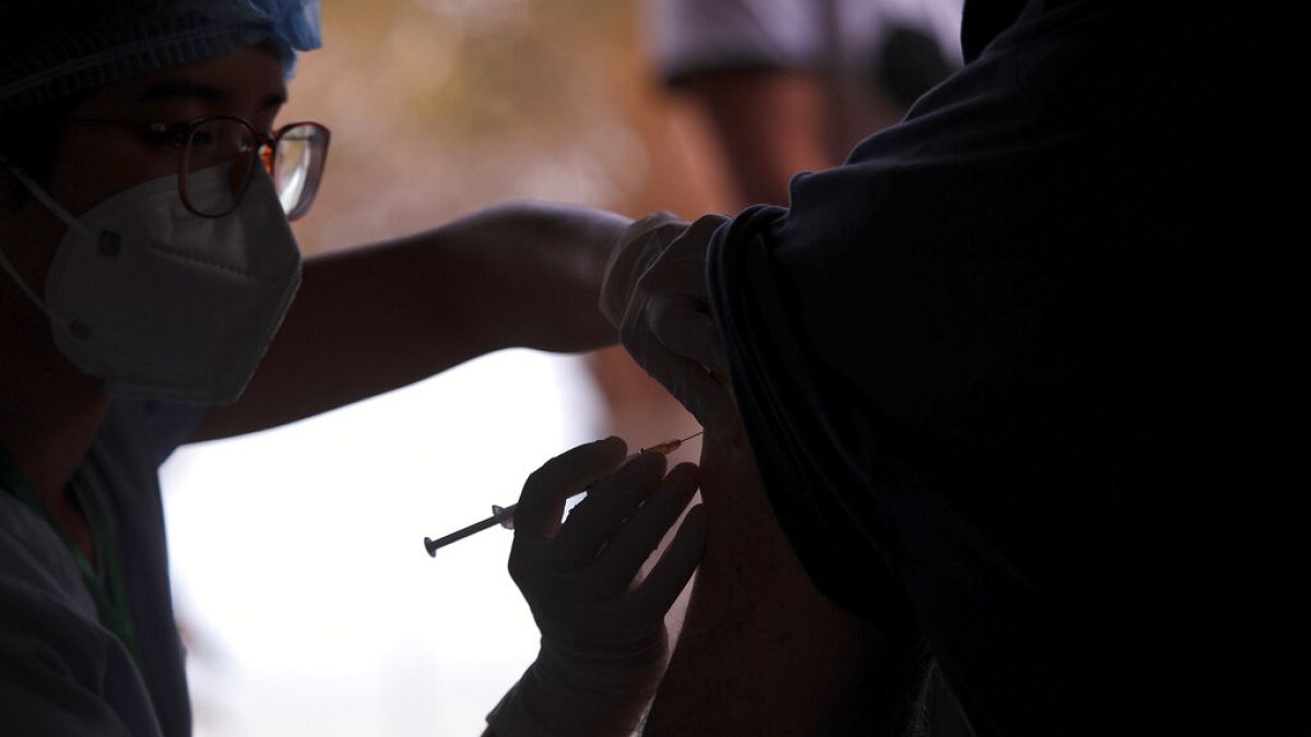 Ein Pfleger verabreicht eine Spritze des Moderna COVID-19-Impfstoffs in Vung Tau, Vietnam, Montag, 13. September 2021.