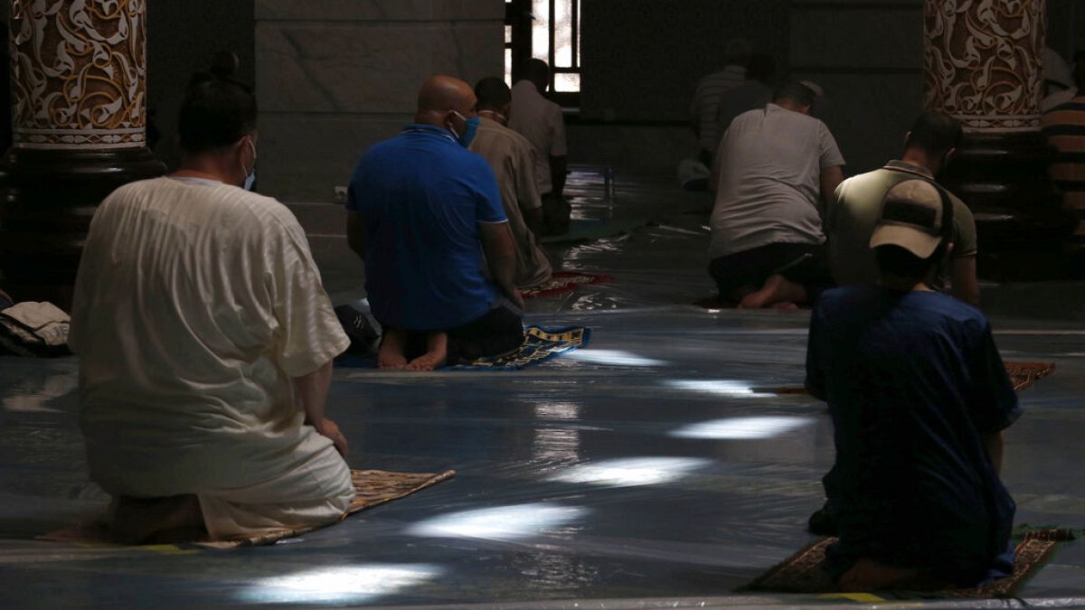 المسلمون يؤدون الصلاة بعد إعادة فتح مسجد الأرقم شوفالي في الجزائر العاصمة، السبت 15 أغسطس/آب 2020.