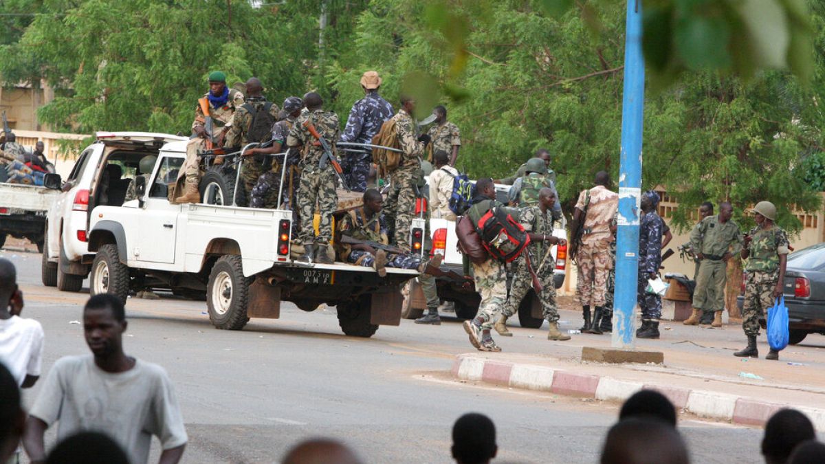 في العاصمة المالية، باماكو، بعد السيطرة على القتال ضد القوات المناهضة للمجلس العسكري، الثلاثاء 1 مايو 2012. 