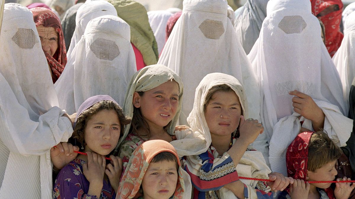 نساء أفغانيات وأطفال في مخيم للاجئين في محافظة تاخار شمال البلاد. 2001/10/05