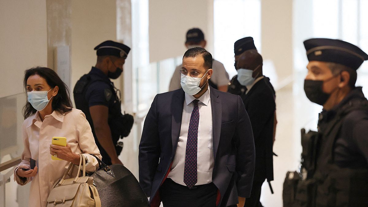 المستشار الأمني السابق للرئيس الفرنسي إيمانويل ماركون خلال وصوله إلى قاعة المحكمة