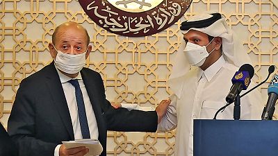 Le ministre des Affaires étrangères français Jean-Yves Le Drian lors d'une conférence de presse à Doha avec son homologue qatari Mohammed ben Abderrahmane Al-Thani le 13/09/21