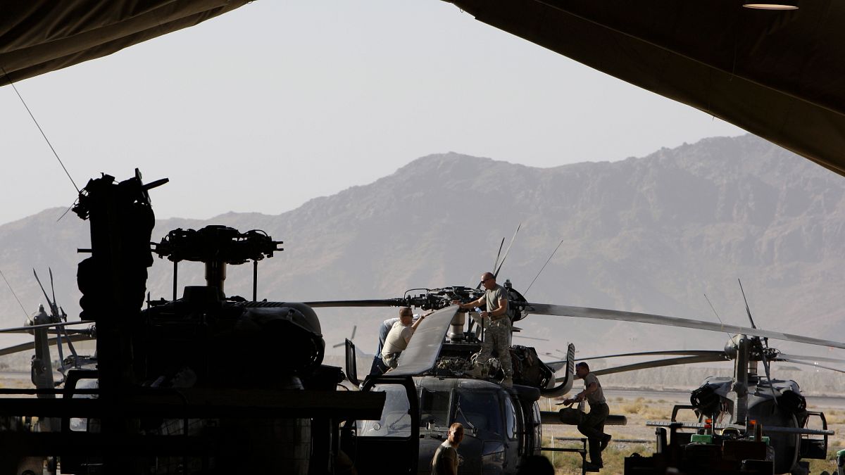 Afganistan ordusuna ait helikopterler